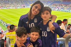 Anto Roccuzzo y sus tres hijos alentaron a Lionel Messi en el debut de la Copa América y la rosarina compartió en redes la foto más emotiva (Foto: Instagram @antonelaroccuzzo)