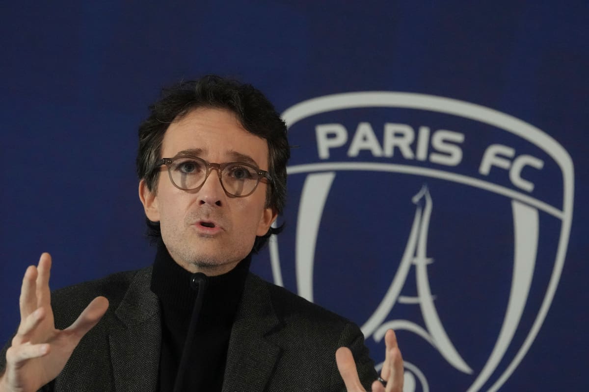Antoine Arnault, del consorcio LVMH, brindó una conferencia de prensa en Orly, al sur de París este miércoles
