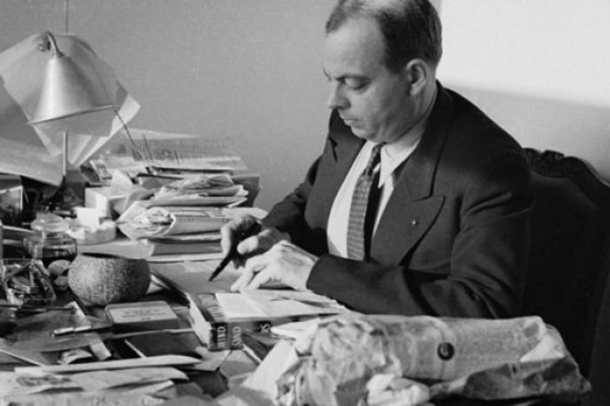 Antoine de Saint-Exupéry: “Amar no es mirarse el uno al otro; es mirar juntos en la misma dirección”