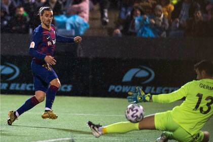 Antoine Greizmann queda mano a mano con Germán Perreño y da vuelta el partido para avanzar de ronda