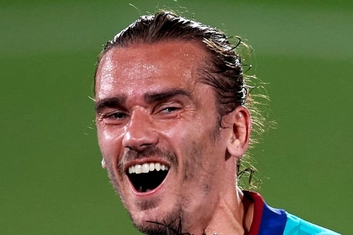 Antoine Griezmann celebra eufórico su golazo abrazado a Lionel Messi, luego de una semana tensa en Barcelona.