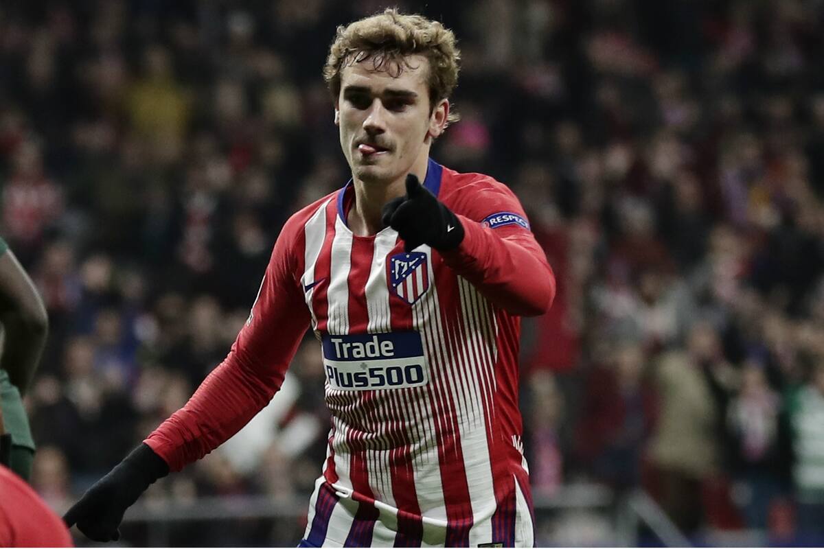 Antoine Griezmann, con la camiseta de Atlético de Madrid; el club de la capital lo multará en caso de que no asista al entrenamiento de este domingo.