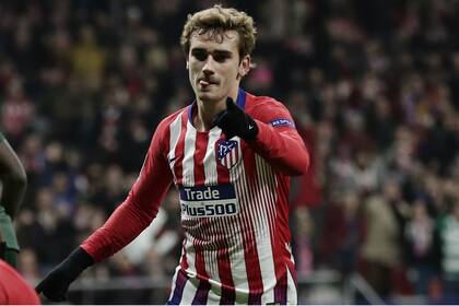 Antoine Griezmann, con la camiseta de Atlético de Madrid; el club de la capital lo multará en caso de que no asista al entrenamiento de este domingo.