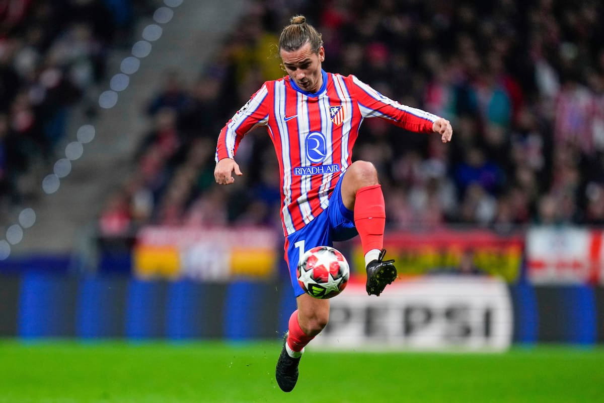 Antoine Griezmann del Atlético de Madrid controla el balón durante un partido de la Champions League, el 21 de enero de 2025, en Madrid