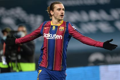 Antoine Griezmann lleva acumulados 14 goles en 42 partidos, un número que Barcelona considera exiguo, y el club necesita equilibrar sus cuentas; el francés fue comprado durante la gestión de Josep Maria Bartomeu, y la administración de Joan Laporta no lo quiere.