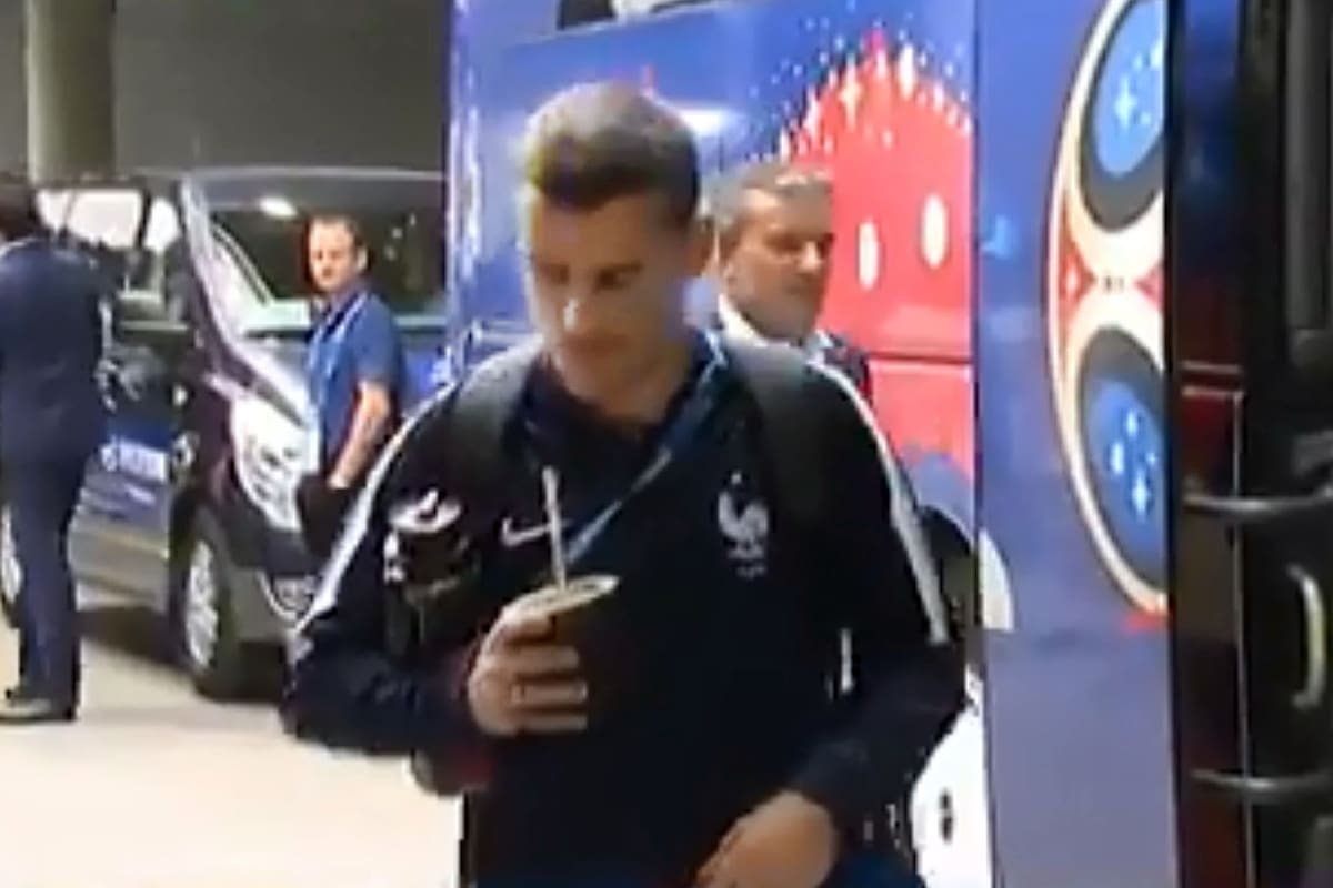 Antoine Griezmann llegó al estadio tomando mate
