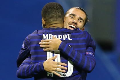 Mbappé y Griezmann comparten la selección francesa y nuevo peinado