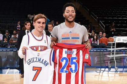 Antoine Griezmann y Derrick Rose, en ocasión de un encuentro de los Knicks en el Madison Square Garden