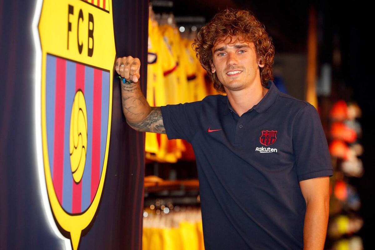 Antoine Griezmann ya posa como nuevo futbolista de Barcelona, donde jugará con Lionel Messi y Luis Suárez.