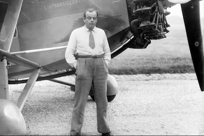 El escritor y aviador Antoine Saint-Exupéry nació en Lyon en 1900; durante toda esta semana se leerá su obra en las redes sociales