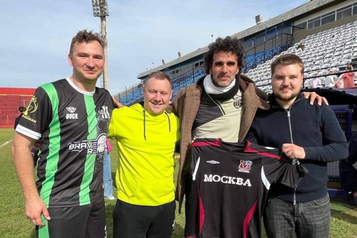 Anton Nefedechev y Román Fedorov posan junto a Alexey Kalachev y el ex futbolista de Boca Héctor Bracamonte, que jugó en Rusia, habla bien el idioma, organiza partidos de Deportivo Moscú e incentiva a hinchas.