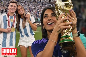 Antonela con la copa en alto y Julián Álvarez junto a su novia Emilia Ferrero.