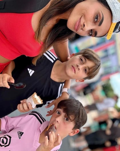Antonela en el parque de Universal con Thiago y Mateo