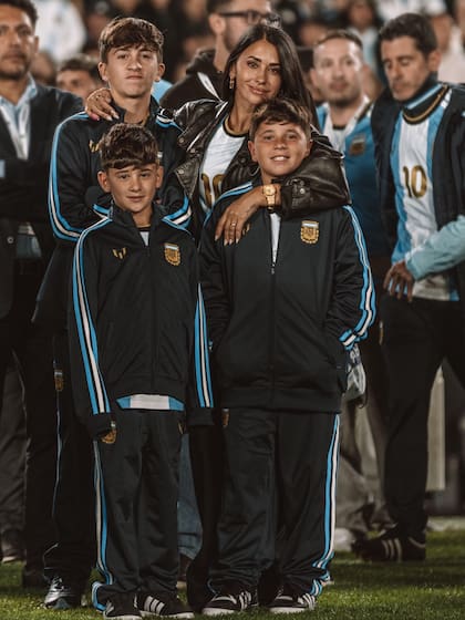 Antonela ingresó al campo de juego luego de que se terminara el partido de Argentina frente a Benin