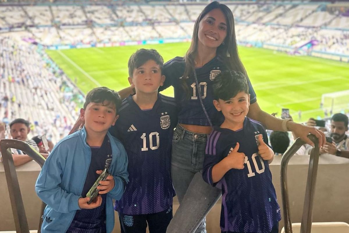 Antonela junto a sus tres hijos en el Estadio Lusail