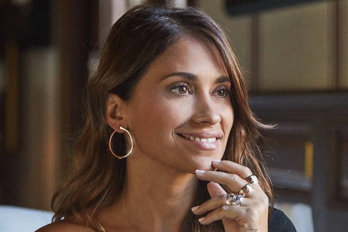 Antonela Roccuzzo acompañó a Lionel Messi a su presentación oficial en el PSG y sorprendió con un outfit especial