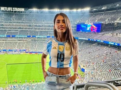 Antonela Roccuzzo alienta a Messi desde la tribuna en cada partido