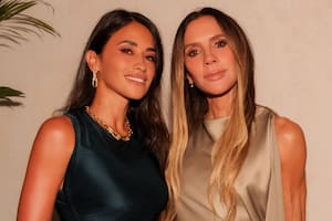 Anto Roccuzzo apoyó a su amiga Victoria Beckham en un evento fashionista y causó sensación con su look