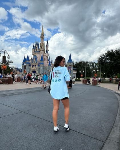 Antonela Roccuzzo capturó la atención de sus seguidores con una serie de fotos desde Disney (Foto: Instagram/@antonelaroccuzzo)