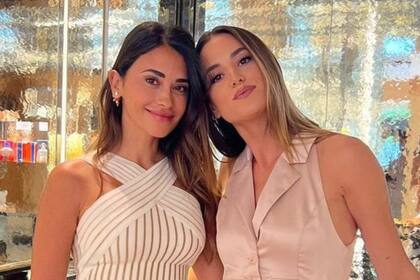 Antonela Roccuzzo celebró el cumpleaños de su amiga Elena Galera y ambas se lucieron con sus looks (Foto: Instagram @elenagalera)