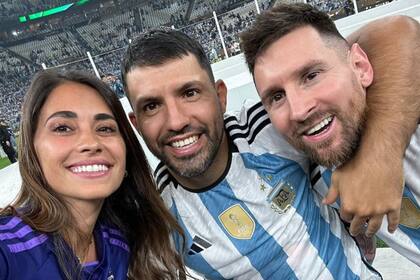 Antonela Roccuzzo compartió un álbum de Qatar y la foto con Lionel Messi y Kun Agüero se viralizó en las redes sociales por una coincidencia