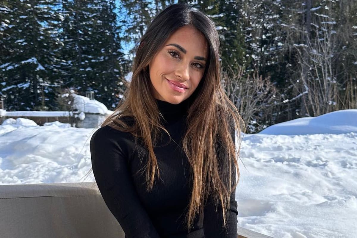 Antonela Roccuzzo compartió una foto con un look total black y lució un elegante accesorio