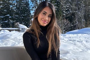 Antonela Roccuzzo compartió una foto con un look total black y lució un elegante accesorio