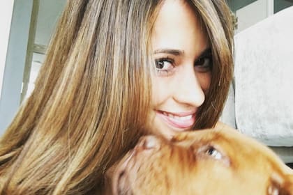 Antonela Roccuzzo compartió una impactante fotografía con sus dos perros en las redes sociales
