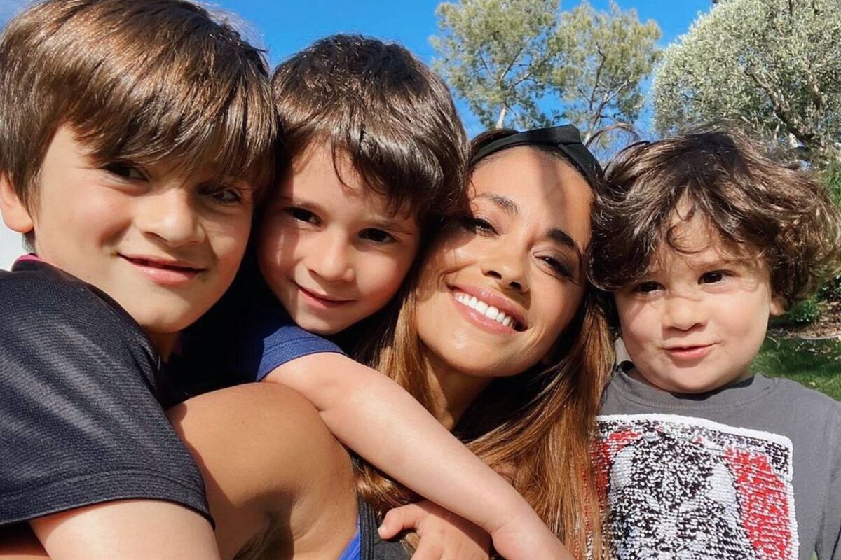 Antonela Roccuzzo compartió una tierna foto de Thago, Mateo y Ciro durmiendo juntos en la cama