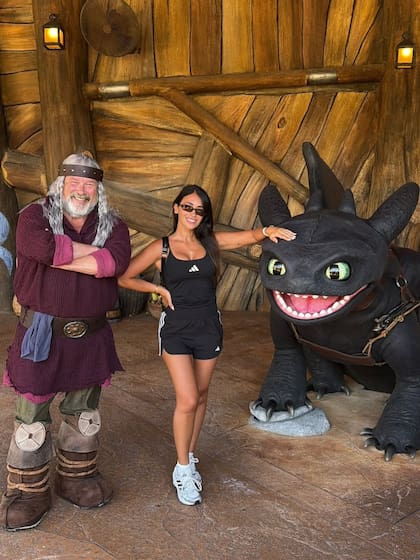 Antonela Roccuzzo continúa disfrutando de los parques temáticos de Orlando mientras Messi se prepara para el primer partido de Argentina. Después de recorrer Magic Kingdom, de Disney, y fotografiarse frente al castillo de Cenicienta, la primera dama del fútbol estuvo en Universal Studios y posó con Chimuelo, el personaje animado de la saga Cómo entrenar a tu dragón