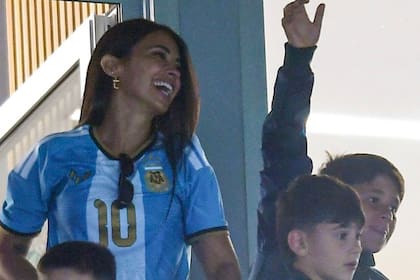 Antonela Roccuzzo despide a Lionel Messi en su último partido con la camiseta de la selección argentina