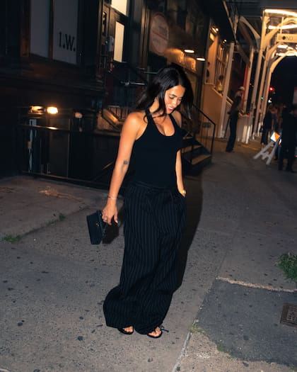 Antonela Roccuzzo eligió una musculosa negra y un pantalón sastrero a rayas para una salida por Nueva York (Foto: Instagram @antonelaroccuzzo)