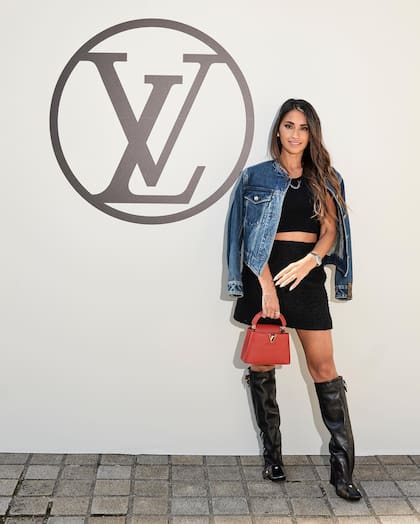 Antonela Roccuzzo entró en la liga que cobran fortunas para sentarse en "primera fila" de los desfiles más importantes. En la imagen, antes de un show de Louis Vuitton
