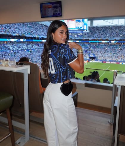 Antonela Roccuzzo es la primera dama del fútbol mundial. Hoy tiene 38 años, pero acompaña a Lionel Messi desde sus inicios en el fútbol, primero como amigovio, luego como novia y finalmente como esposa. Así lo contó Leo: "De chiquitos siempre teníamos... Me gustaba. En una época habíamos sido amigovios. Pero nada, éramos muy chiquitos. Decíamos, ‘somos amigovios’. Imaginate que tenía 9 o 10 años. Después, cuando yo me fui, la comunicación era otra, era mucho más difícil. Recién arrancaba hacía poco Messenger, el MSN. En esa época arrancó. Si no era carta o mail, era mucho más difícil la comunicación. No llegué a mandarle carta, email sí. Ahí como que otra vez volvimos... Aunque yo en realidad nunca perdí el vínculo con mi amigo, pero a ella ya la veía menos, no hablaba. Pero sí que sabía todo porque es como una hermana para Lucas, mi amigo".