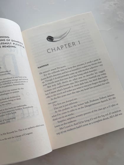 Antonela Roccuzzo está leyendo, en inglés, The Deal, el libro de Elle Kennedy en el que se basa la serie Off Campus (Foto: Instagram @antonelaroccuzzo)