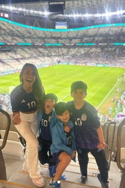 Antonela Roccuzzo estuvo con Thiago, Mateo y Ciro en la victoria de la Argentina ante Países Bajos