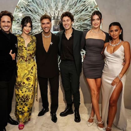 Antonela Roccuzzo junto a Diego Boneta, Alejandro Fernández y Juanpa Zurita (Foto: Instagram @queen.anto)