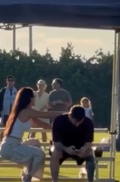 Antonela Roccuzzo junto a Lionel Messi en un partido infantil (Foto: Captura El tierno momento familiar de Lionel Messi y Antonela Roccuzzo. (Video: IG/antonela_updates)