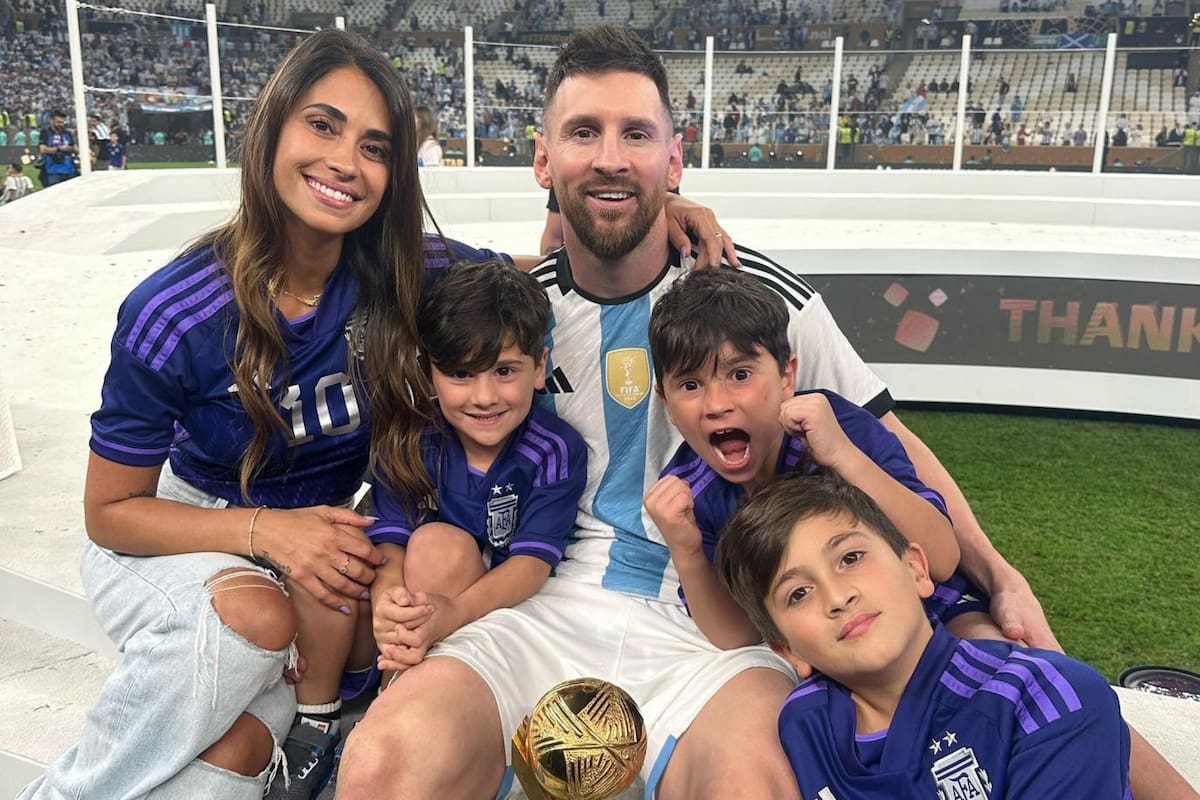 Antonela Roccuzzo junto a Lionel y sus hijos: Thiago, Mateo y Ciro