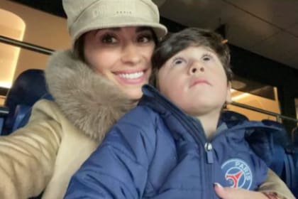 Antonela Roccuzzo junto a Mateo, en un partido del PSG en los últimos meses