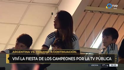 Antonela Roccuzzo, junto a sus tres hijos en el Monumental, para vivir la fiesta de la selección