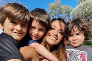Antonela Roccuzzo junto a sus tres hijos: Thiago, Mateo y Ciro Messi.