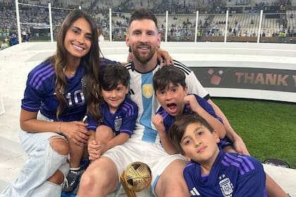 Antonela Roccuzzo, Lionel Messi y sus tres hijos en el momento de la consagración del capitán argentino en el mundial de Qatar 2022