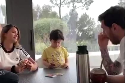 Antonela Roccuzzo lo mira a Lionel Messi después de que el futbolista le complique la jugada a Mateo