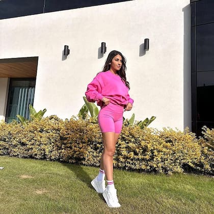 Antonela Roccuzzo lució un look total pink para entrenar en casa