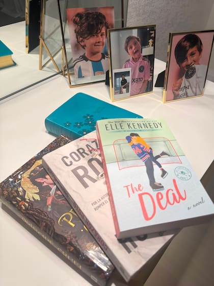 Antonela Roccuzzo mostró su selección de libros: The Deal de Elle Kennedy; Corazón roto de Colleen Hoover; El príncipe cruel de Holly Black y la Santa Biblia (Foto: Instagram @antonelaroccuzzo)