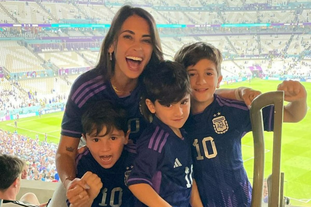 Antonela Roccuzzo no pasa desapercibida y durante los encuentros de la selección albiceleste se la pudo ver usando siempre la misma camiseta, una cábala que comparte con sus hijos