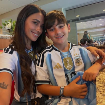 Antonela Roccuzzo, primera dama del fútbol mundial, junto a su hijo menor, Ciro