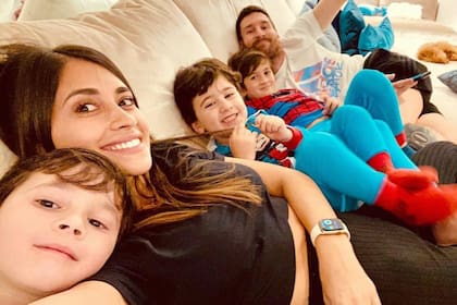 Antonela Roccuzzo publicó una imagen de Lionel Messi y sus hijos que causó furor en las redes