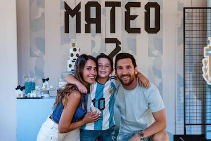 Antonela Roccuzzo reveló, en su cuenta de Instagram, una storie de su hijo con la figurita de Lionel Messi